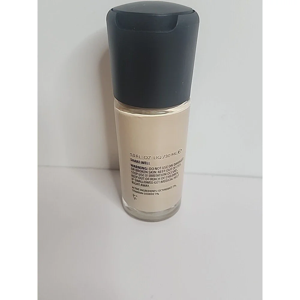Mac Studio Fix Fluid Broad Spectrum SPF15 24HR Foundation + Oil Control NC10 1oz